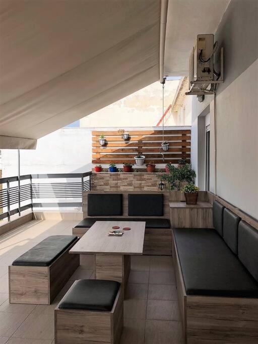 Apartment Renovated Flat With Huge Balcony - ανακαινισμένο με τεράστιο μπαλκόνι *